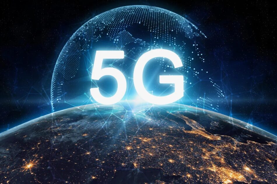 Az 5G technológia hatása az ipari automatizálásra és a jövő munkahelyeire